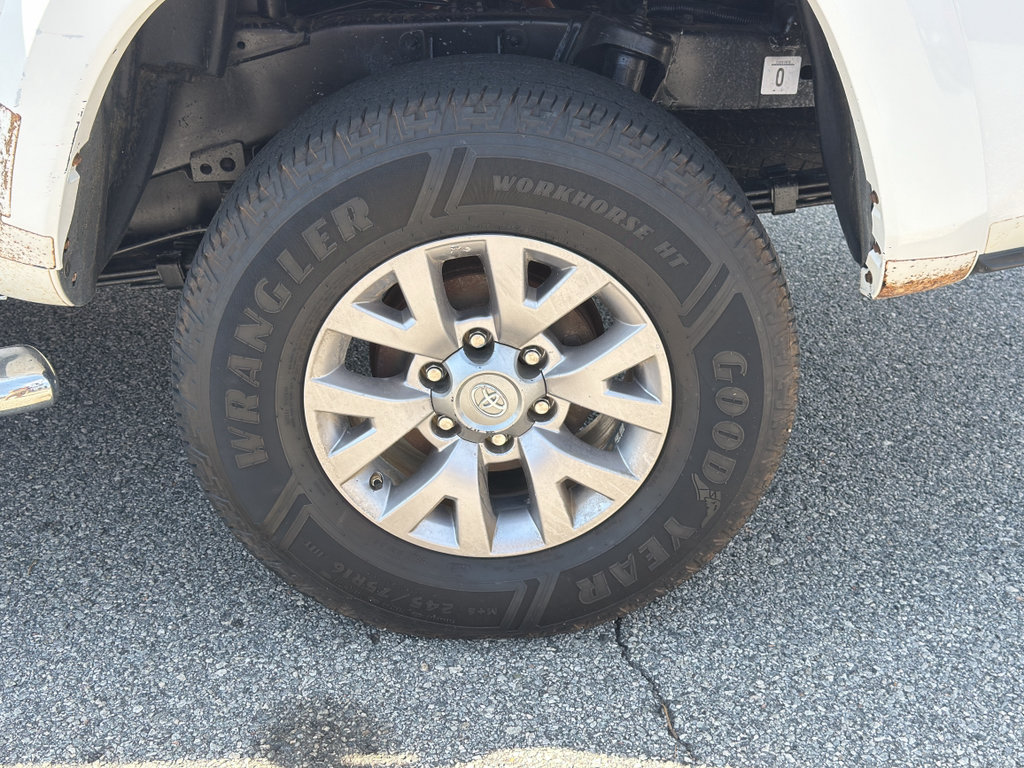 Used 2017 Toyota Tacoma SR5 w/ Tow Package RWD image 12