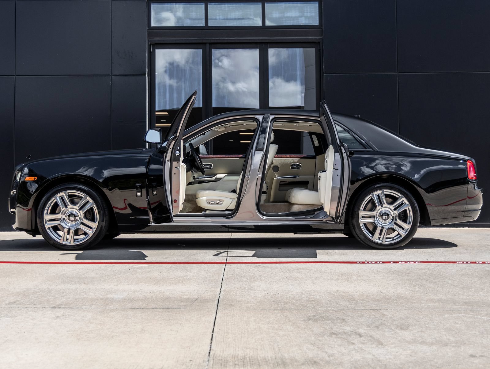 Used 2015 Rolls-Royce Ghost RWD image 11