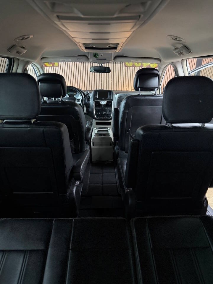 Used 2015 Chrysler Town & Country Touring w/ Driver Convenience Group FWD image 10