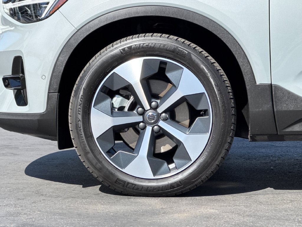 Certified 2026 Volvo XC40 B5 Plus AWD/4WD image 25
