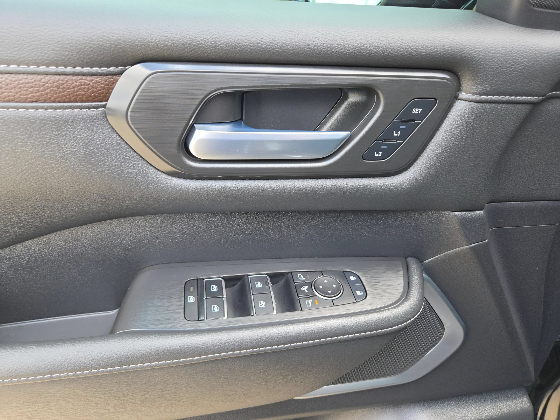 Certified 2025 Nissan Armada Platinum RWD image 13