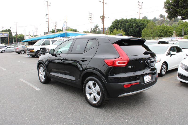 Used 2022 Volvo XC40 T4 Momentum image 4