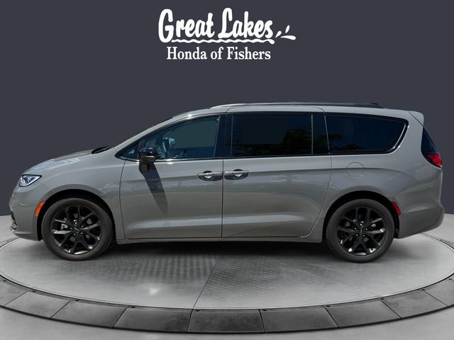 Used 2025 Chrysler Pacifica Limited FWD image 2