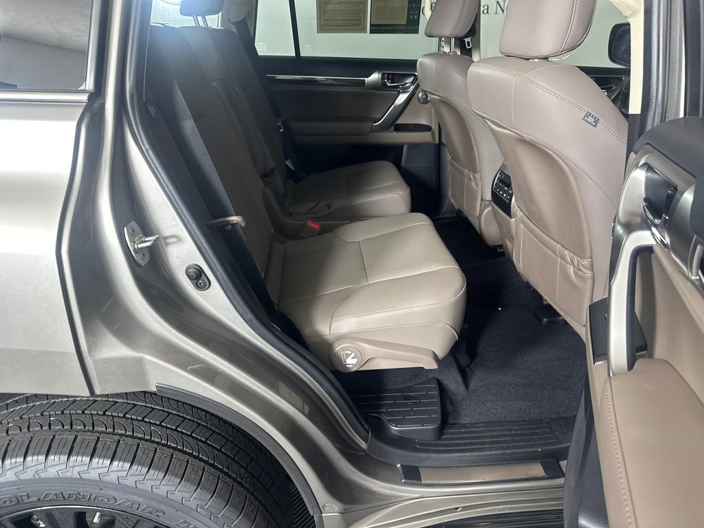 Used 2023 Lexus GX 460 Premium w/ Accessory Package AWD/4WD image 15