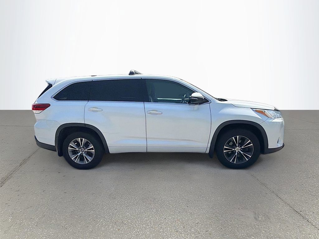Used 2018 Toyota Highlander Plus AWD/4WD image 3