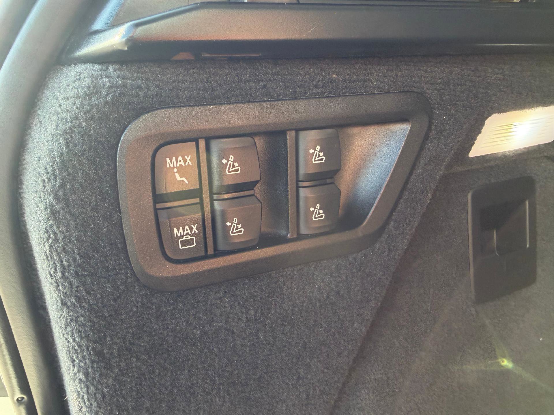 Used 2024 BMW X7 xDrive40i w/ Premium Package AWD/4WD image 16