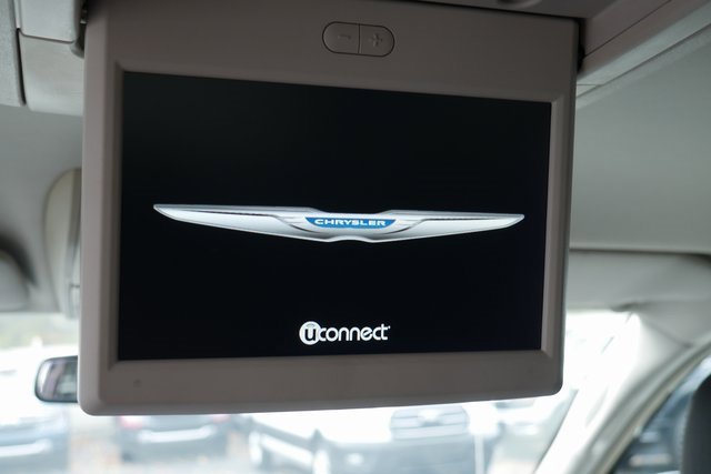 Used 2015 Chrysler Town & Country Touring image 3