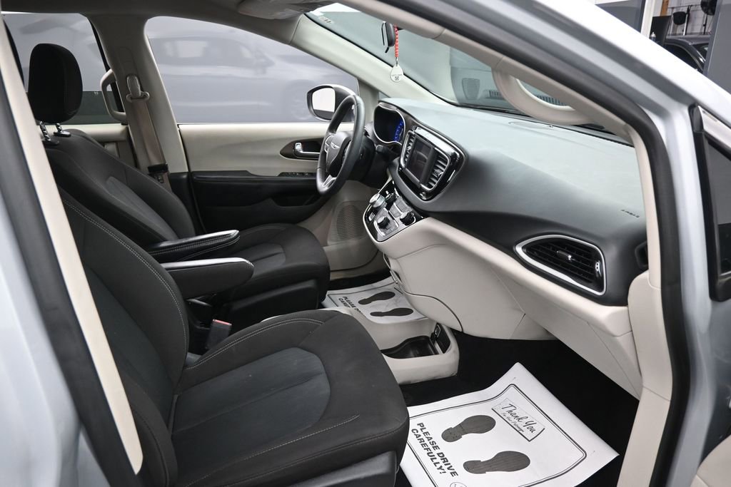 Used 2022 Chrysler Voyager LX FWD image 33