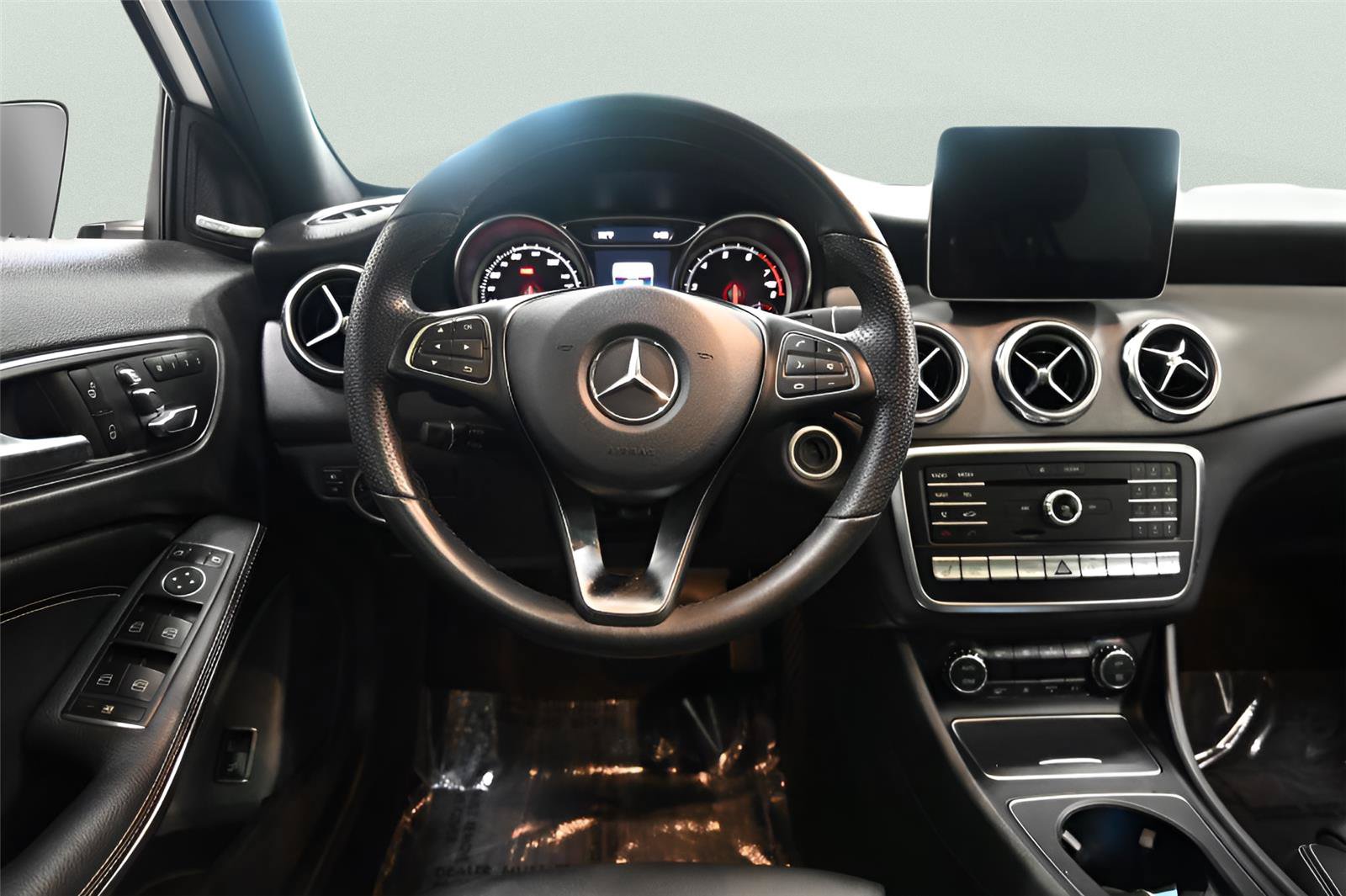 Used 2020 Mercedes-Benz GLA 250 4MATIC w/ Premium Package image 11