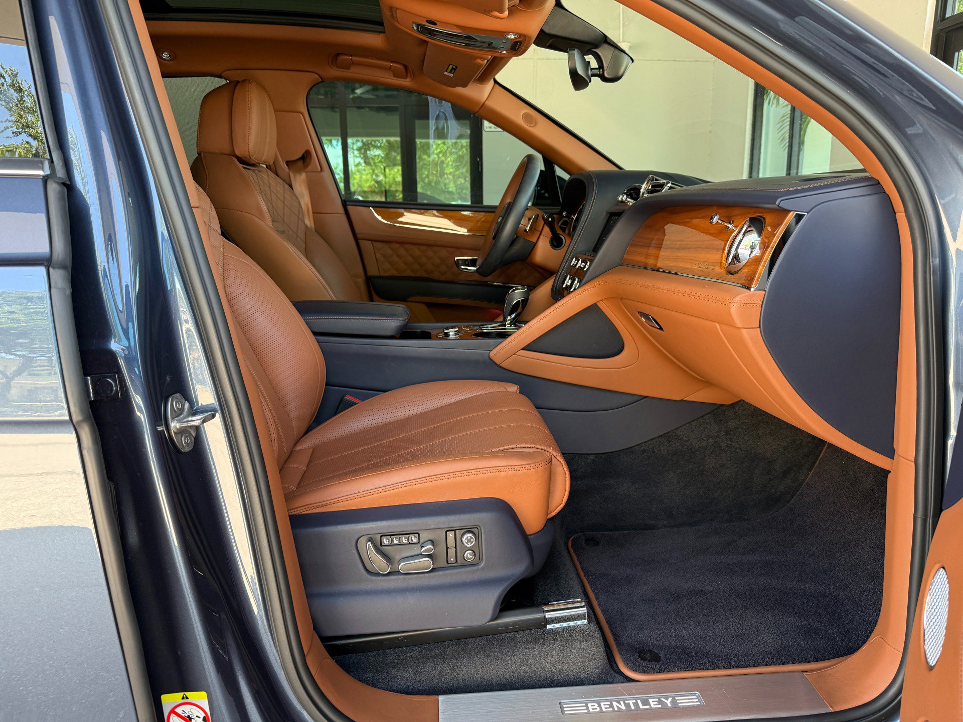 Used 2021 Bentley Bentayga AWD/4WD image 33