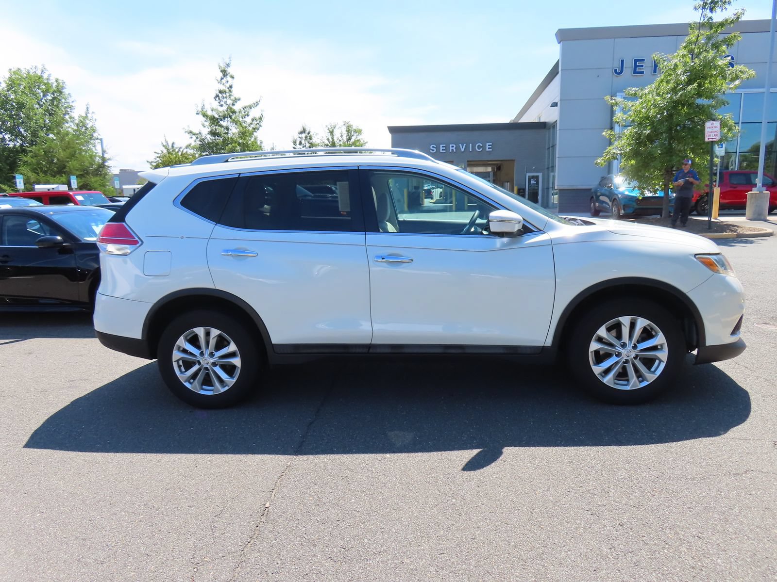 Used 2016 Nissan Rogue SV w/ SV Premium Package AWD/4WD image 4