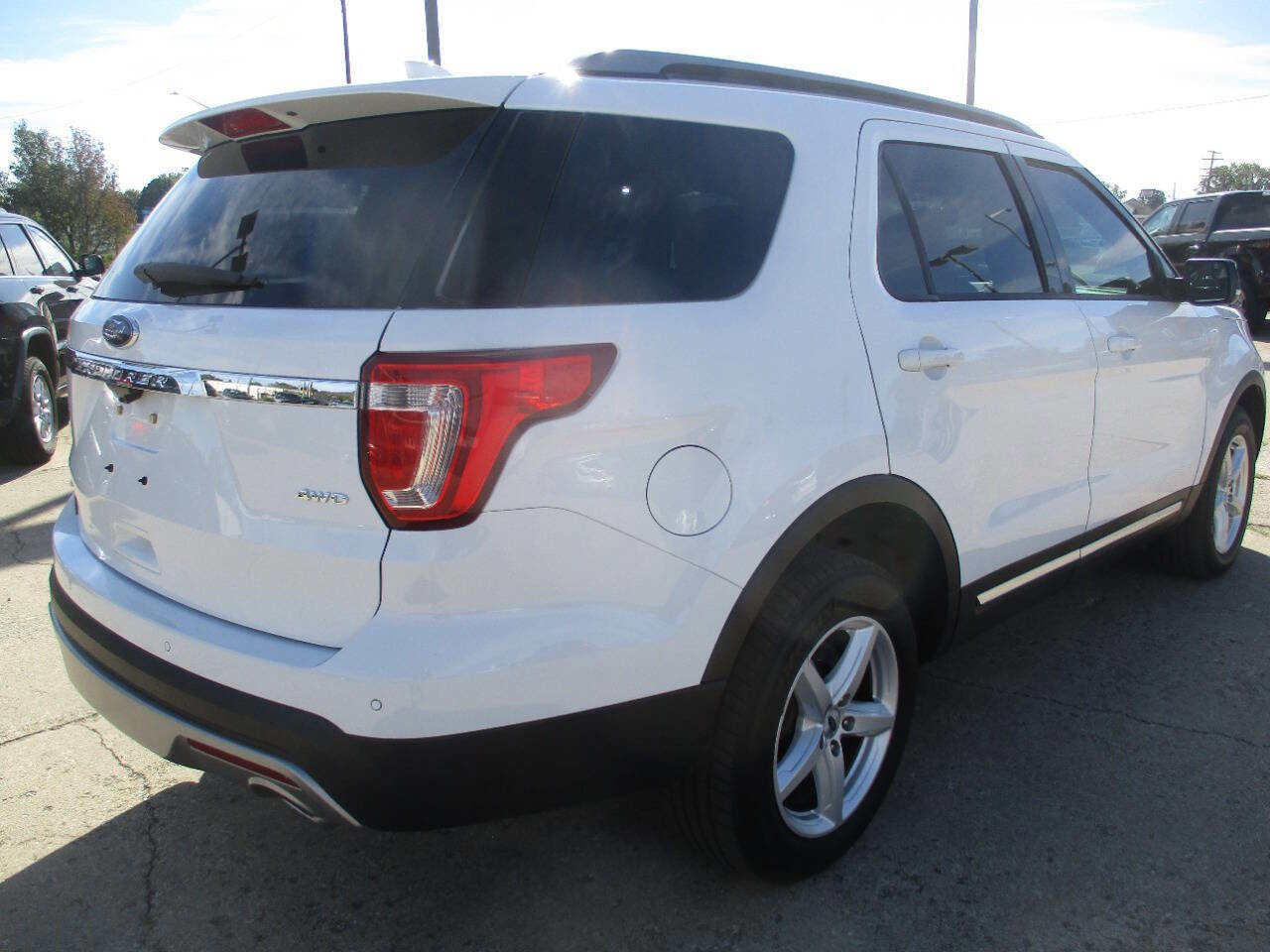 Used 2017 Ford Explorer XLT w/ Equipment Group 201A image 6