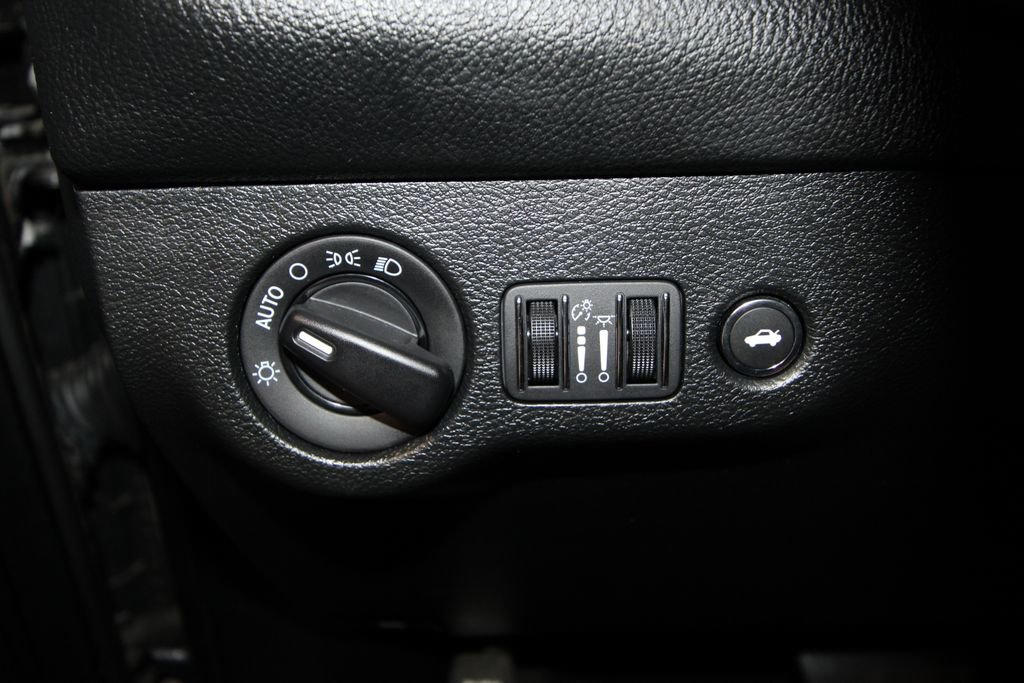 Used 2019 Dodge Challenger SXT image 9