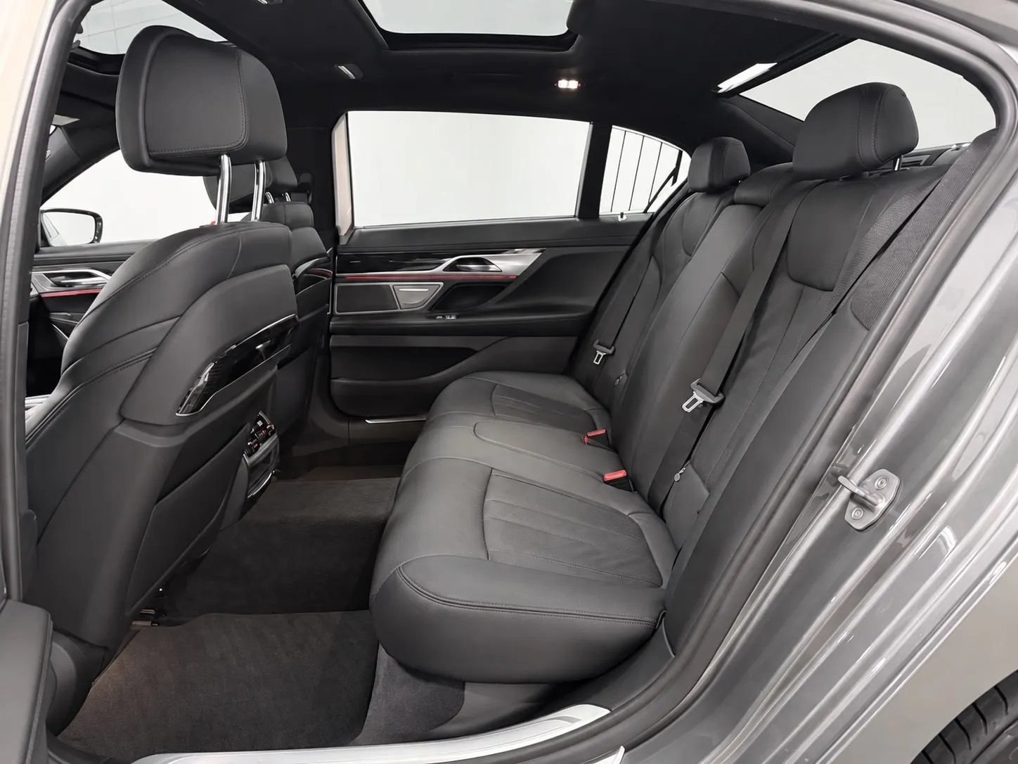 Used 2019 BMW 740i w/ Executive Package RWD image 15