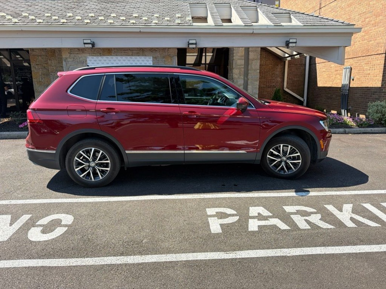 Used 2020 Volkswagen Tiguan SE AWD/4WD image 4