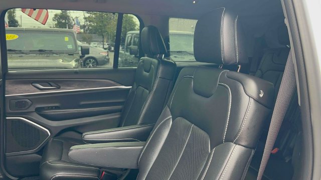 Used 2023 Jeep Grand Cherokee L Limited w/ Luxury Tech Group II AWD/4WD image 29