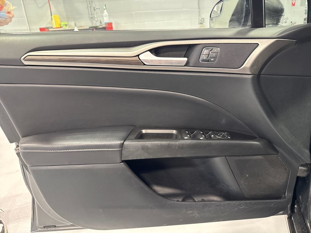 Used 2017 Ford Fusion SE FWD image 29