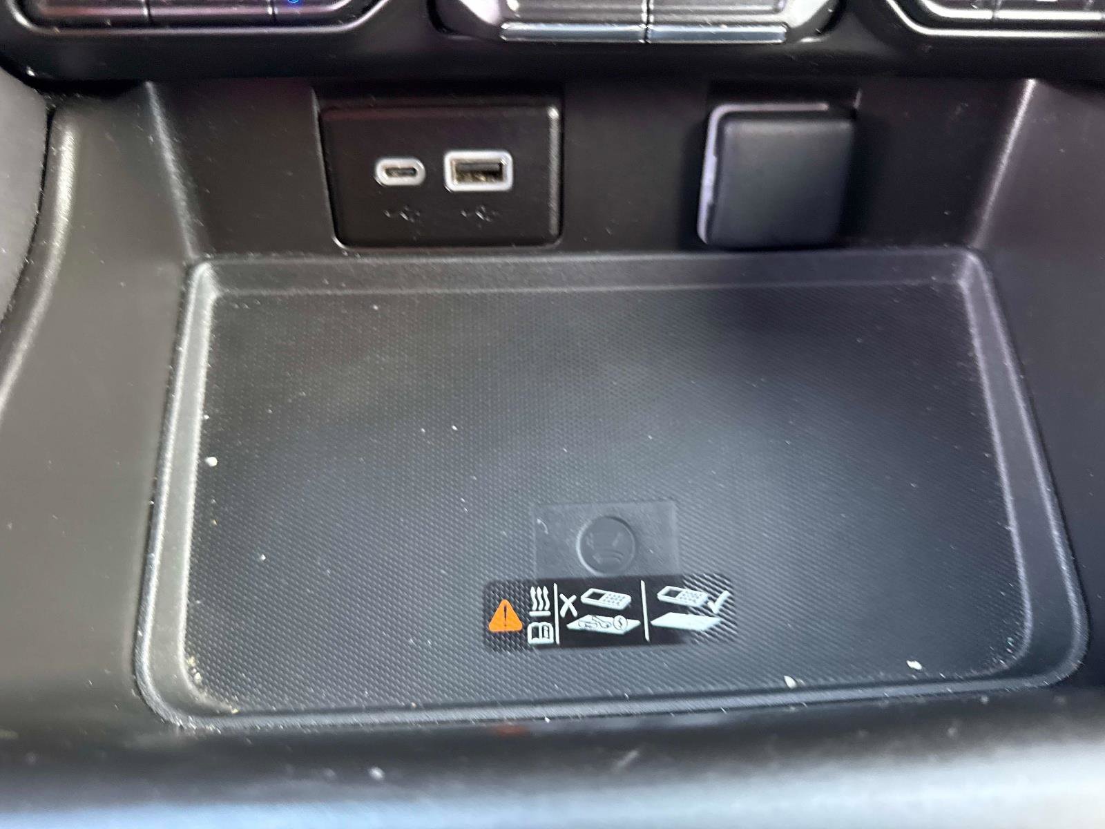 Used 2023 Chevrolet Suburban Premier image 31