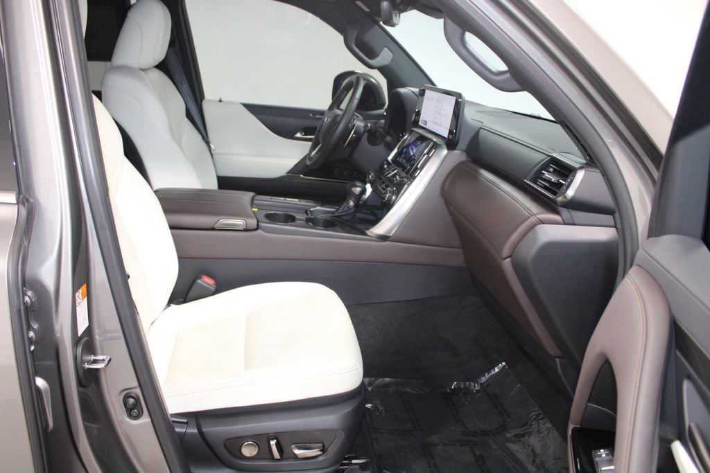 Used 2024 Lexus LX 600 4WD w/ Luxury Package image 29
