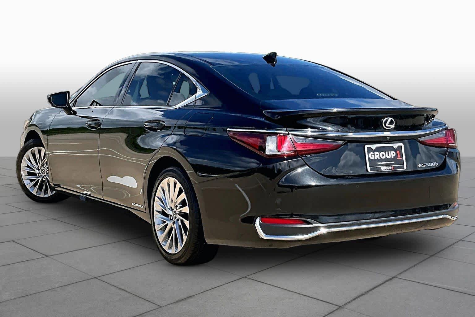 Used 2021 Lexus ES 300h Ultra Luxury w/ Accessory Package 2 FWD image 12