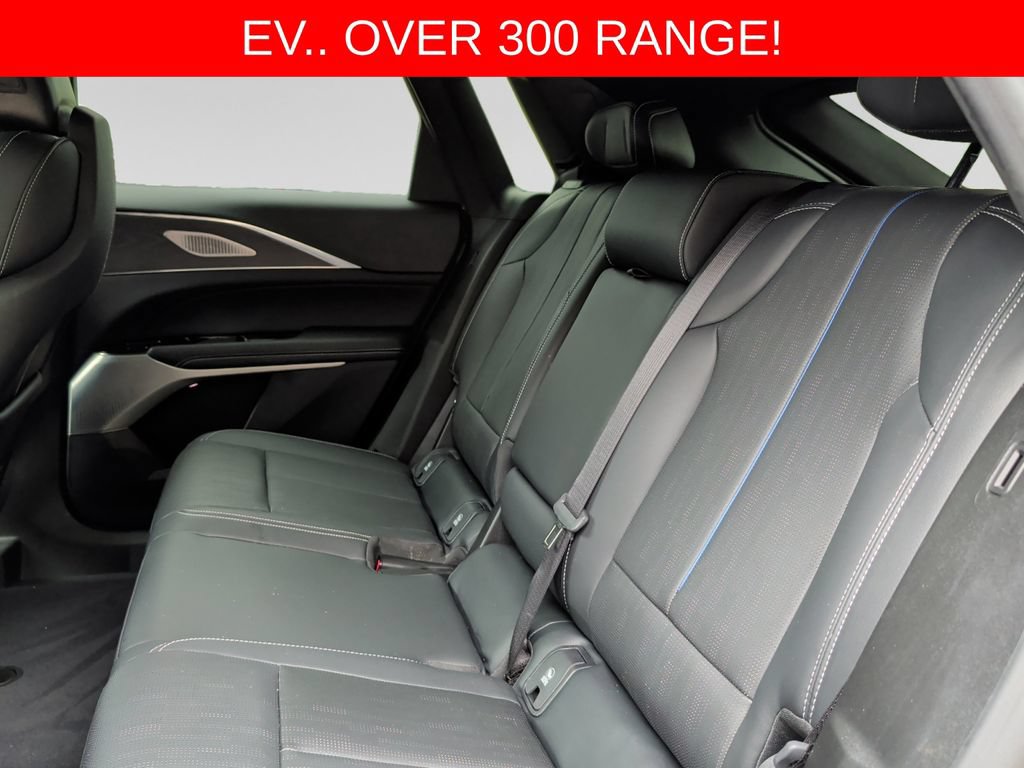 Used 2024 Cadillac Lyriq Luxury AWD/4WD image 31