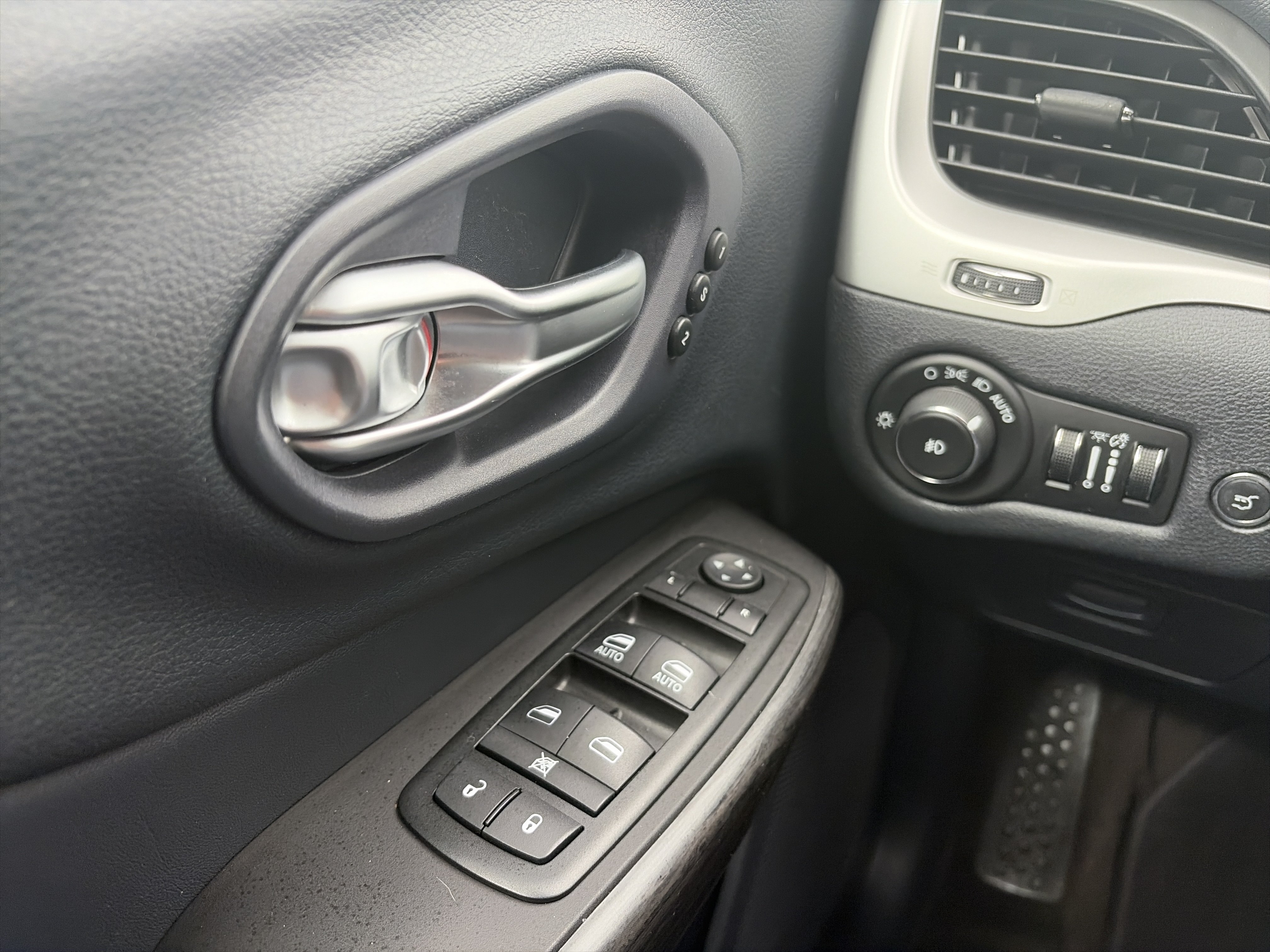 Used 2014 Jeep Cherokee Limited w/ Luxury Group AWD/4WD image 26