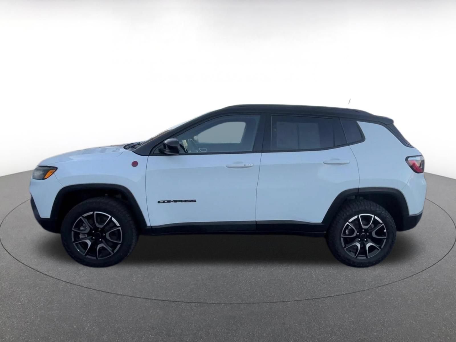 Used 2025 Jeep Compass Trailhawk AWD/4WD image 9