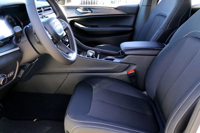 New 2025 Jeep Grand Cherokee Laredo w/ Luxury Tech Group I RWD image 9