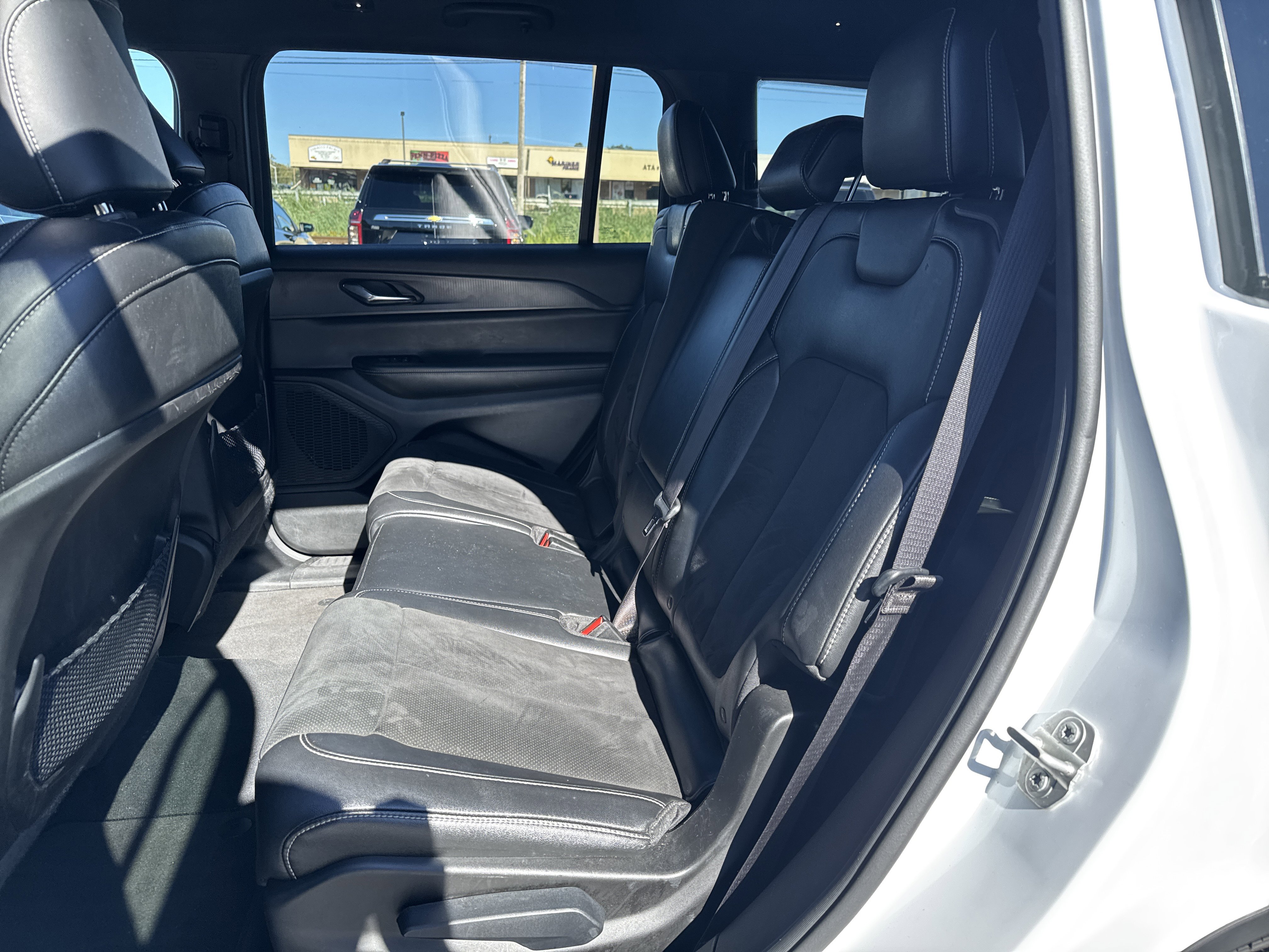 Used 2024 Jeep Grand Cherokee L Laredo image 13