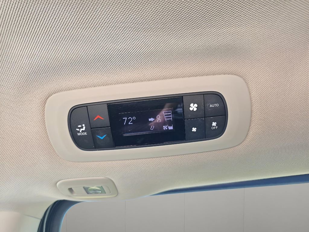 Used 2023 Chrysler Pacifica Limited image 9