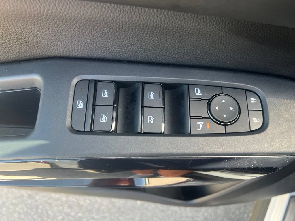 Certified 2025 Nissan Pathfinder SV w/ SV Premium Package FWD image 6