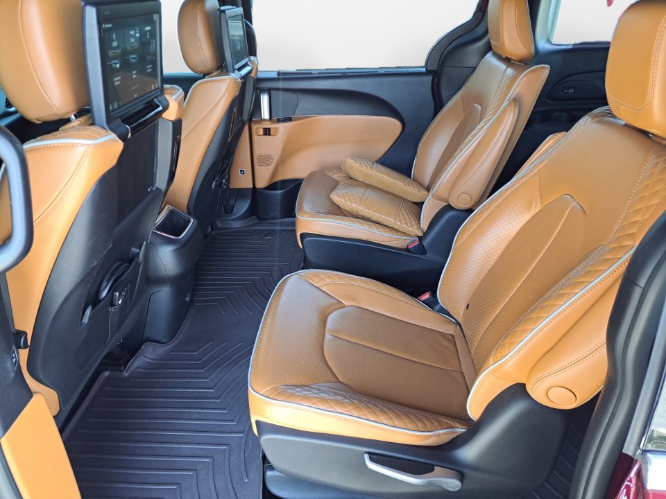 Used 2021 Chrysler Pacifica Pinnacle FWD image 14