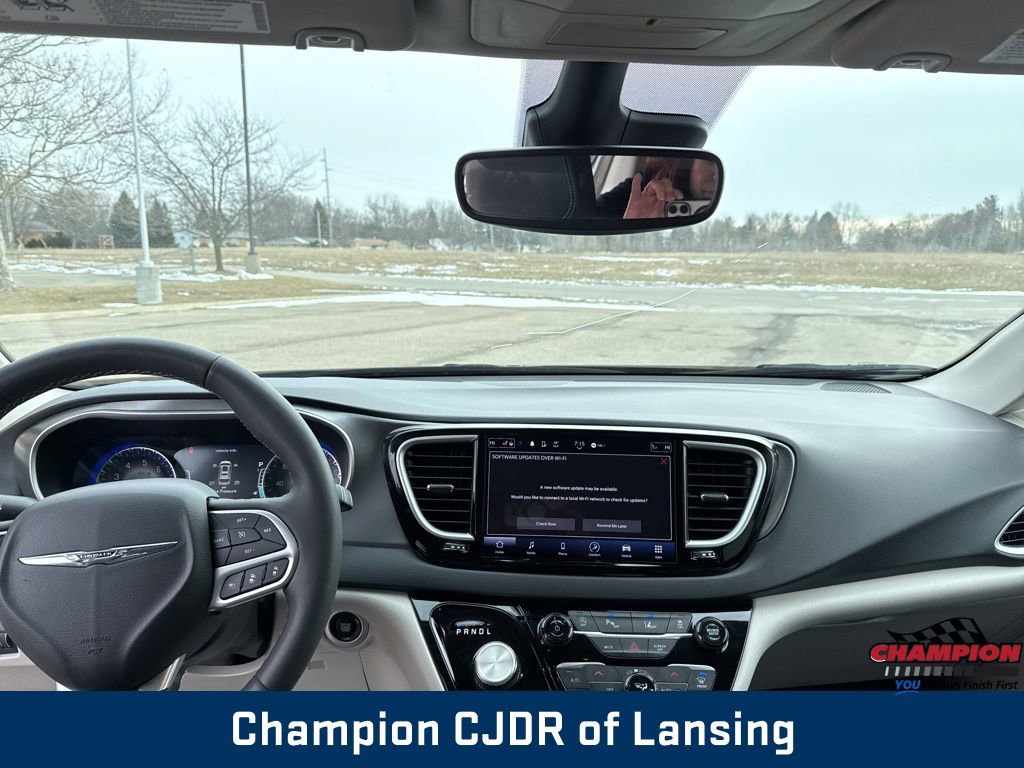 Used 2024 Chrysler Pacifica Touring-L image 19