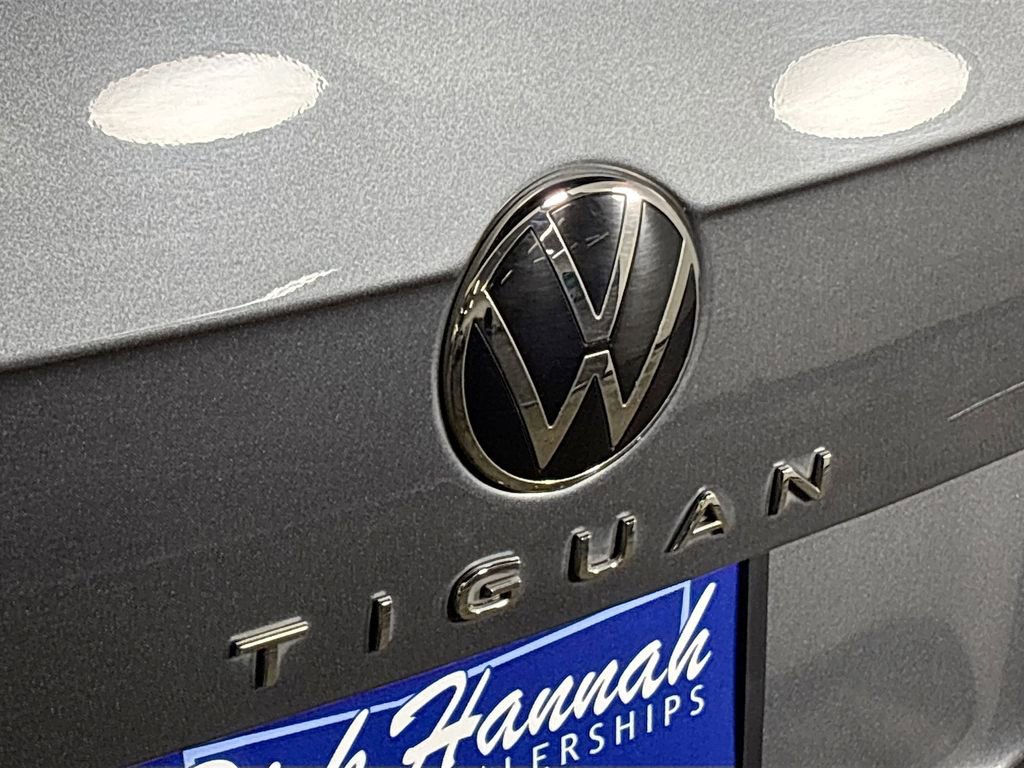 Certified 2022 Volkswagen Tiguan SEL R-Line image 25