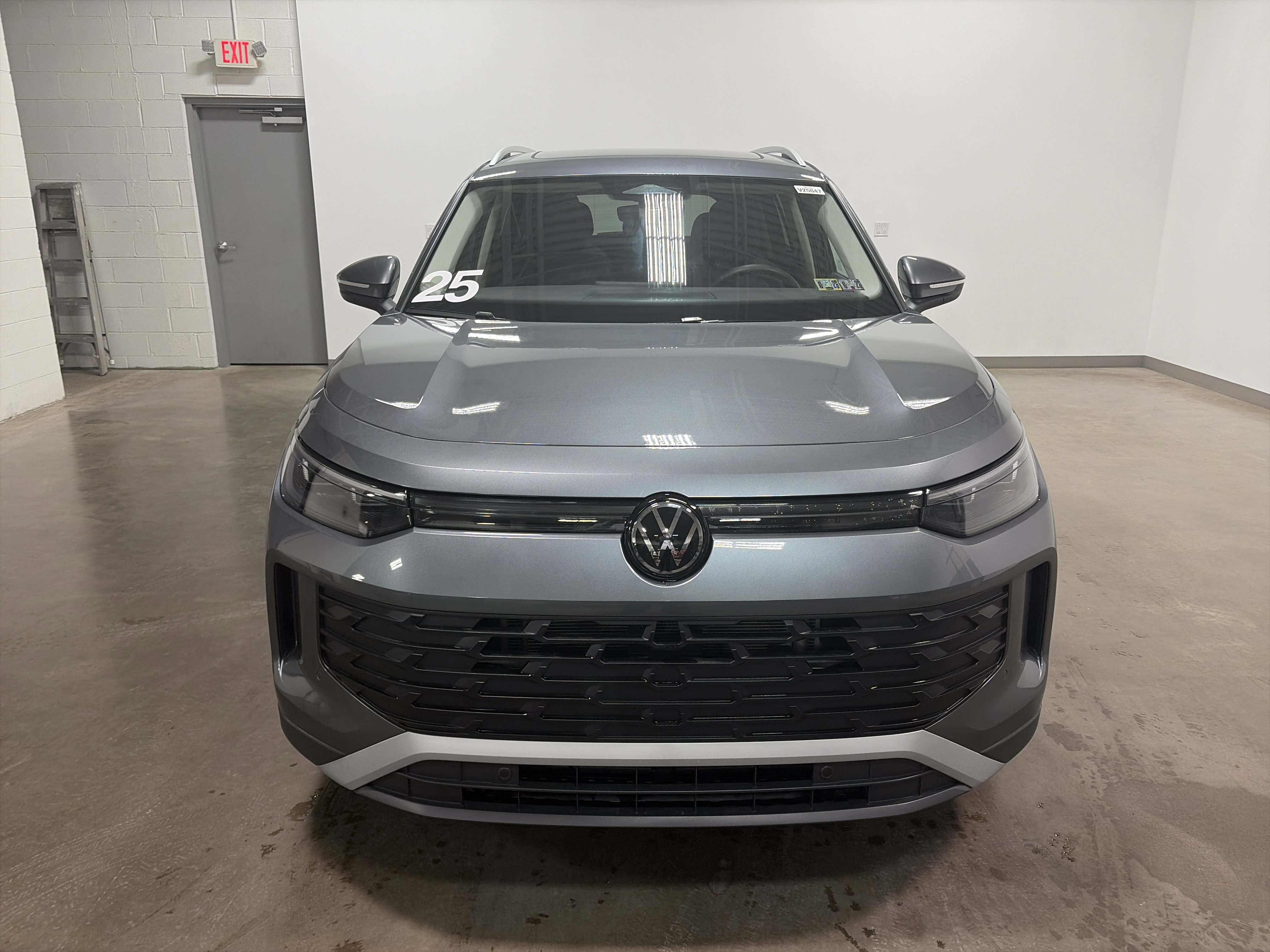 Certified 2025 Volkswagen Tiguan SE image 8