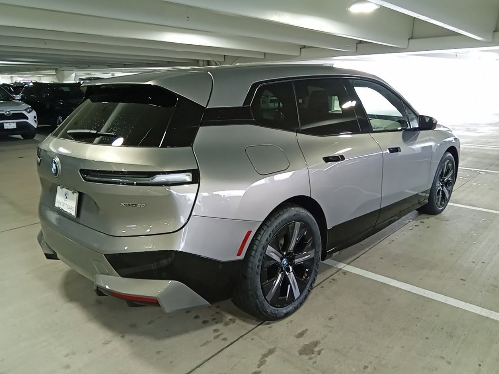 Used 2023 BMW iX xDrive50 w/ Premium Package image 7