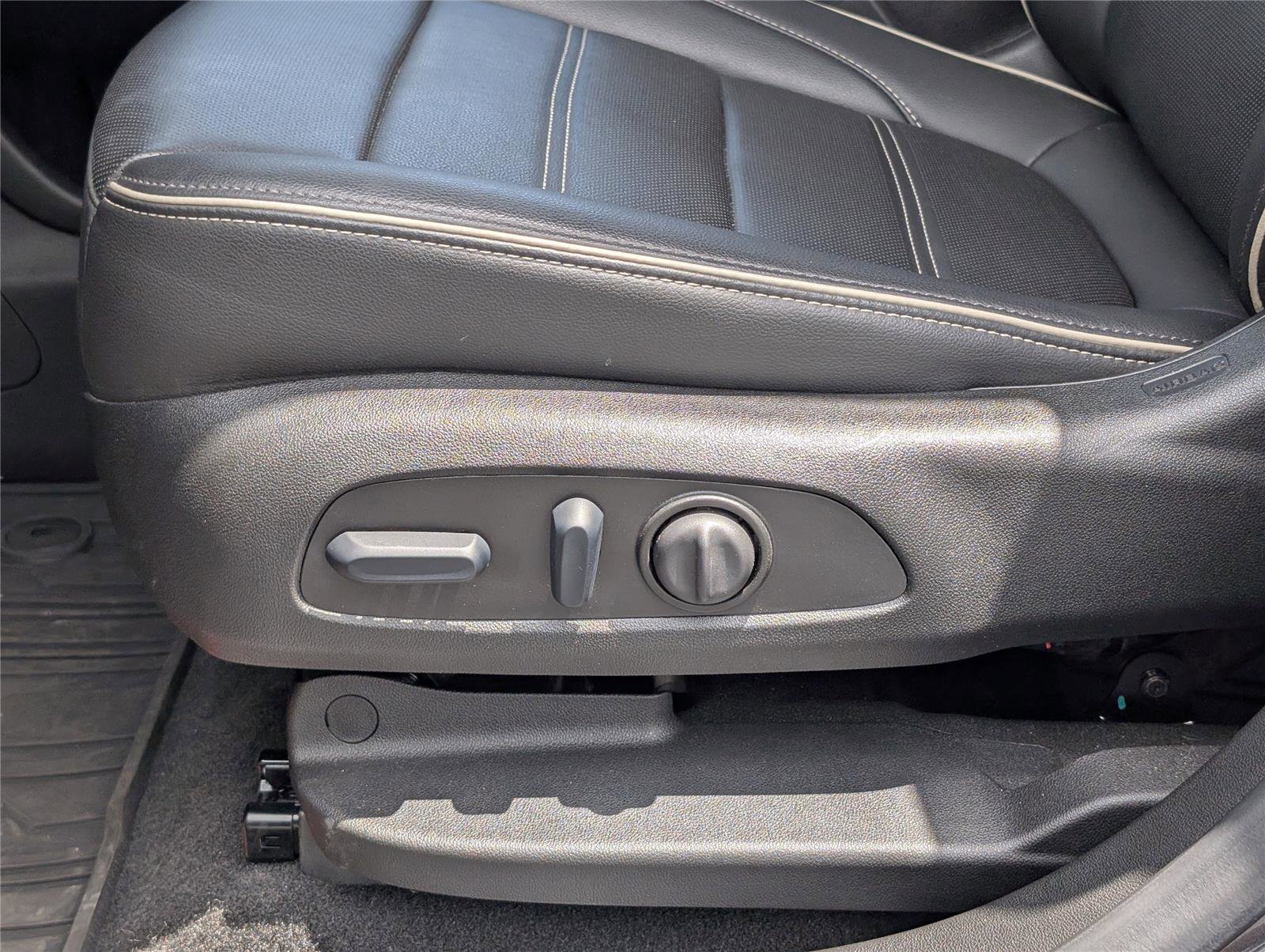 Used 2023 GMC Acadia Denali w/ Denali Ultimate Package FWD image 10