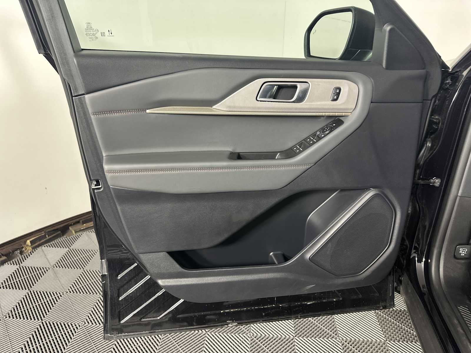 Used 2025 Ford Explorer Active image 9