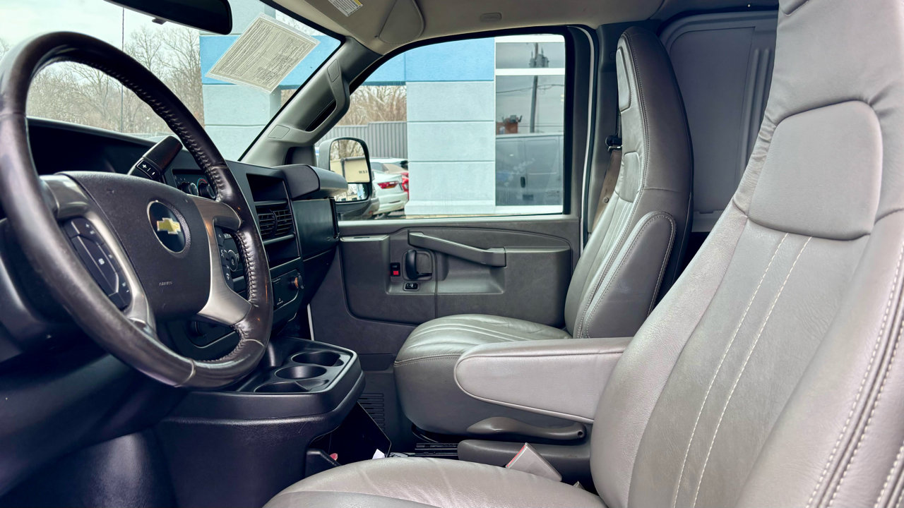 Used 2017 Chevrolet Express 3500 Extended image 16