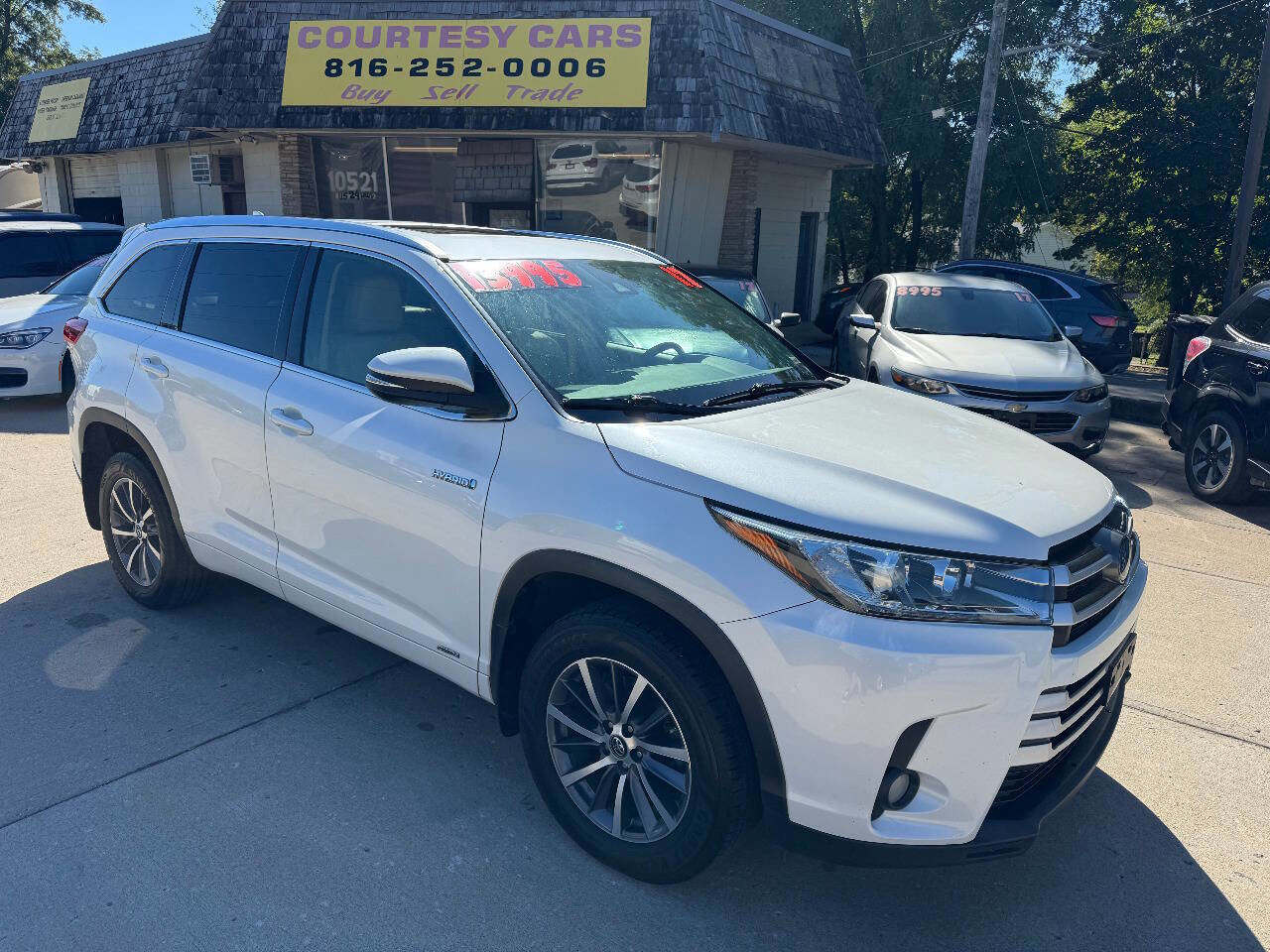 Used 2017 Toyota Highlander XLE image 1