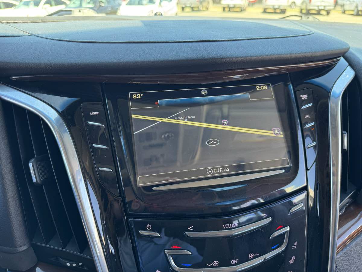 Used 2018 Cadillac Escalade ESV Premium Luxury AWD/4WD image 34