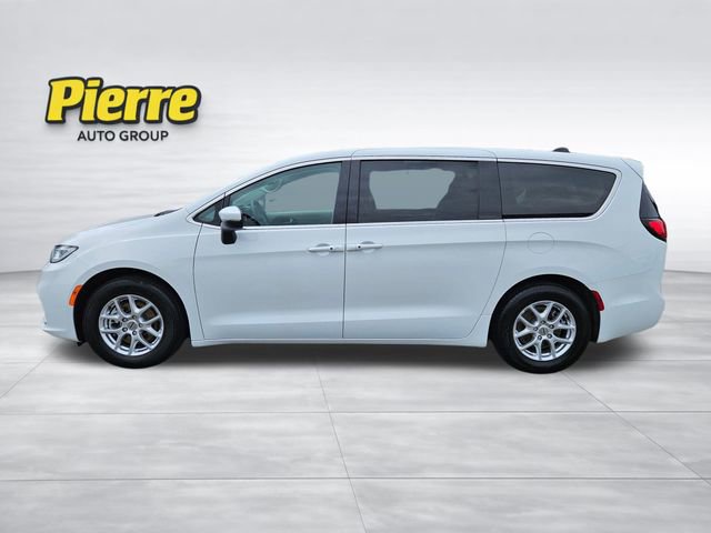 Used 2023 Chrysler Pacifica Touring-L FWD image 2