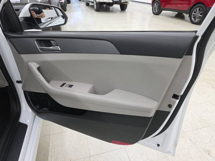 Used 2019 Hyundai Sonata SE w/ Cargo Package FWD image 11