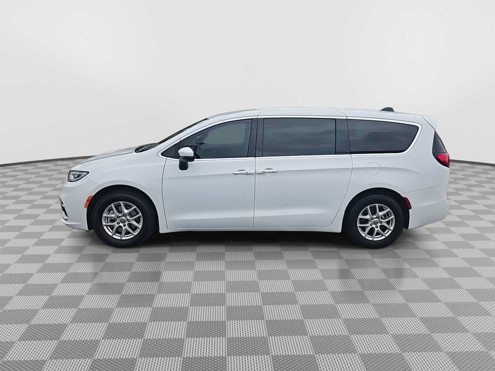 Used 2023 Chrysler Pacifica Touring-L FWD image 5