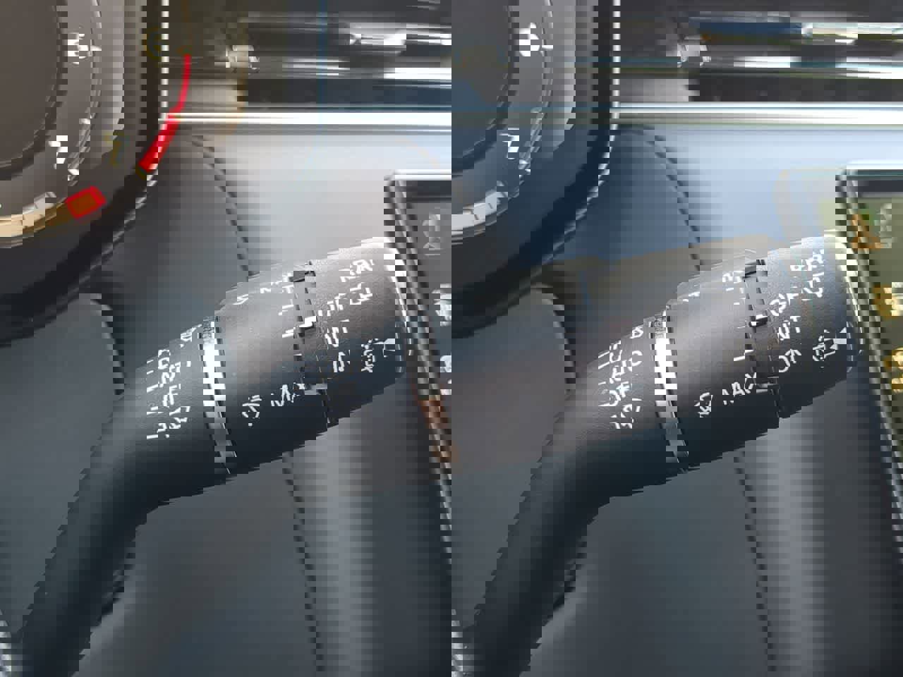 Used 2025 Land Rover Range Rover Sport SE image 28