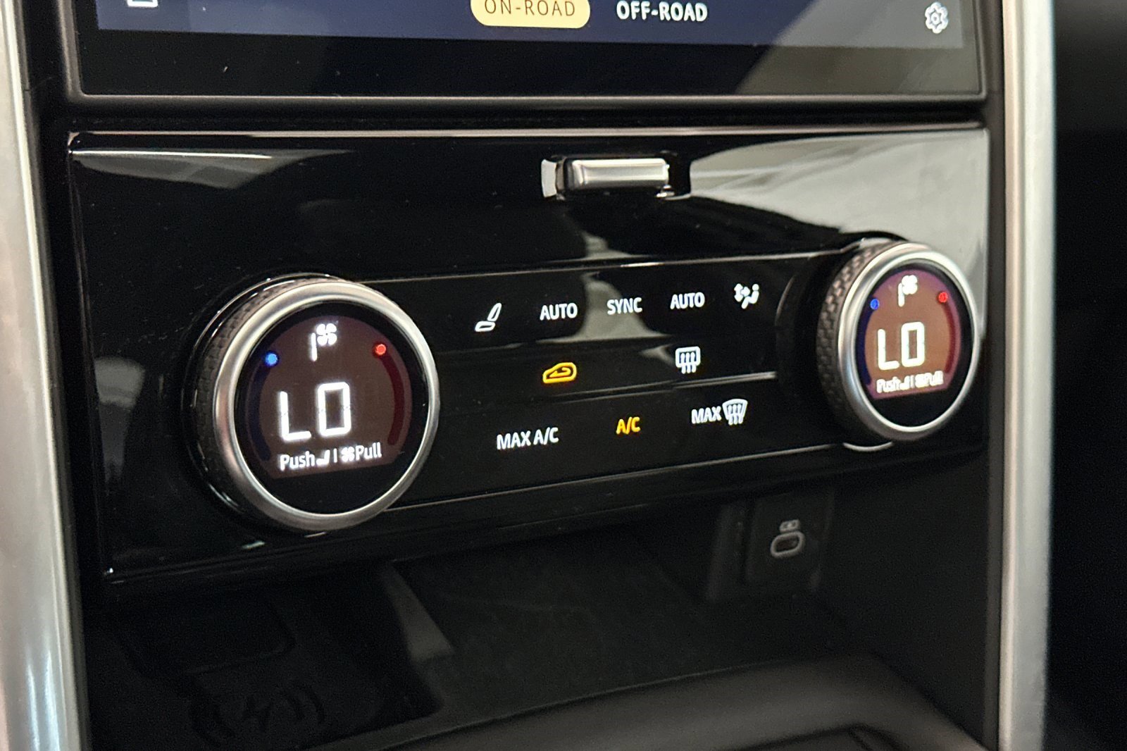 Certified 2025 Land Rover Discovery S image 23