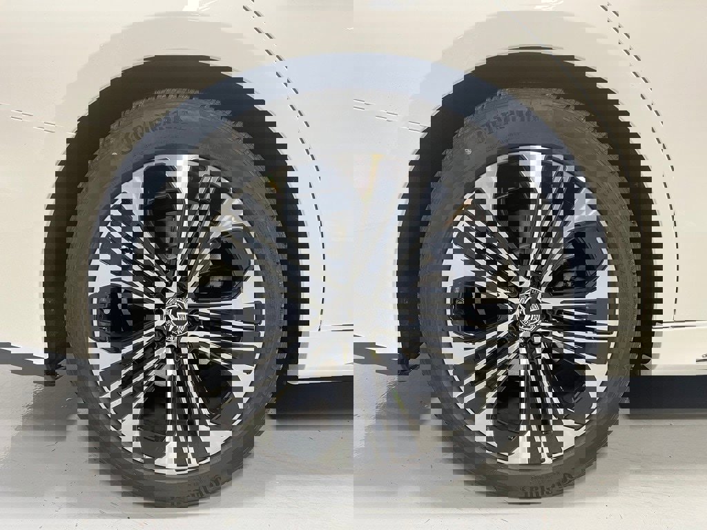 Used 2025 Mercedes-Benz E 350 4MATIC Sedan image 15