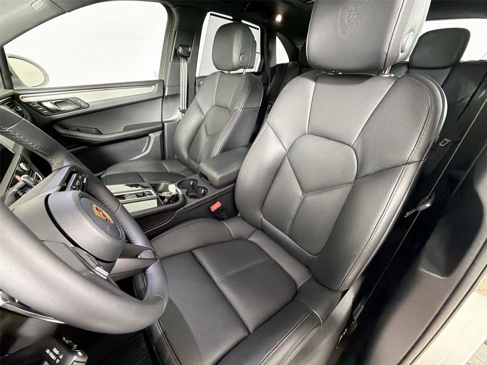 Certified 2026 Porsche Macan Turbo AWD/4WD image 5