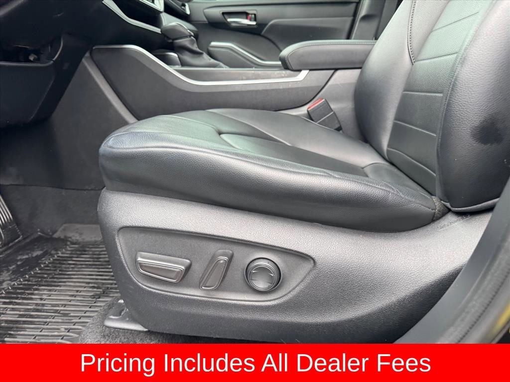 Used 2020 Toyota Highlander XLE FWD image 16