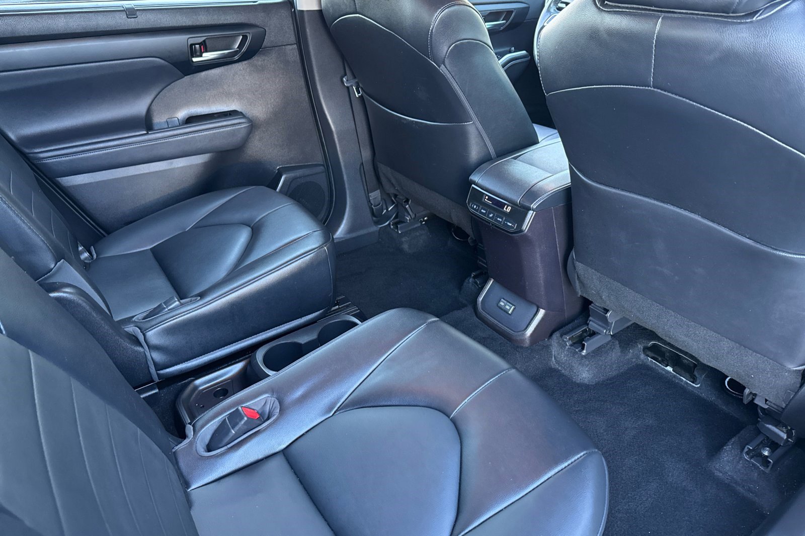 Used 2022 Toyota Highlander XLE image 30